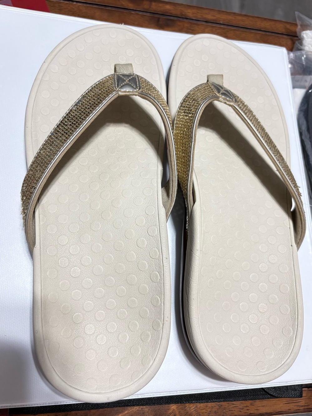 New Vionic Women's Tide Gold Sequined Orthotic Thong Sandals - Size 8 - Picture 4 of 16